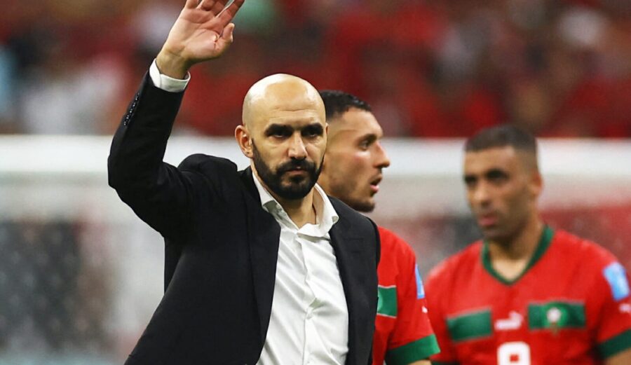 الكاف يقتنع بدفوعات الجامعة وَيُلْغِي عقوبات التوقيف والغرامة في حق وليد الركراكي