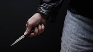 توقيث شخص يشتبه في تورطه حيازة السلاح الأبيض.