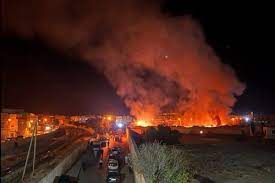 حريق هائل يلتهم مئات المتاجر في سوق المتلاشيات بالعيون