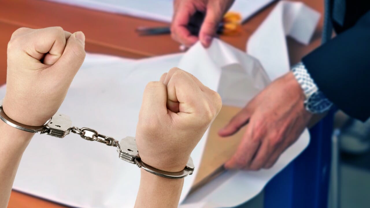 توقيف موظفان بمصلحة تصحيح الإمضاءات للاشتباه في تورطهم في قضية تتعلق بالتزوير