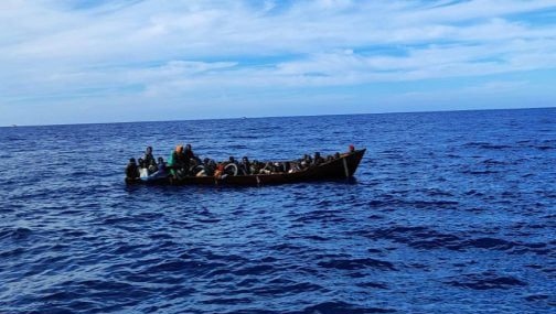 اعتراض قارب على متنه 104 مرشحين للهجرة غير النظامية من إفريقيا جنوب الصحراء
