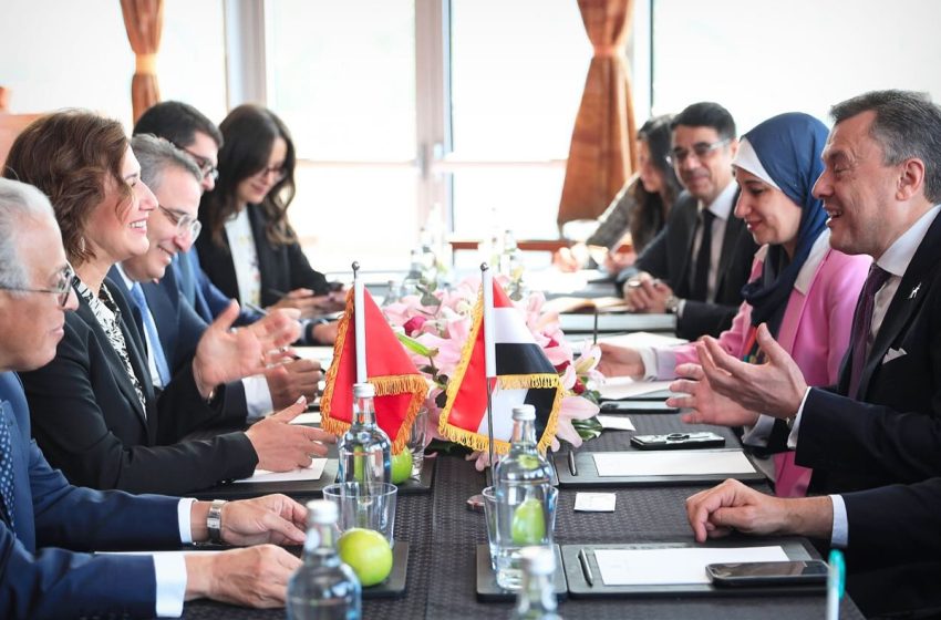 فاطمة الزهراء عمور تجري مباحثات بالقاهرة مع وزير السياحة والآثار المصري لتعزيز التعاون في القطاع السياحي