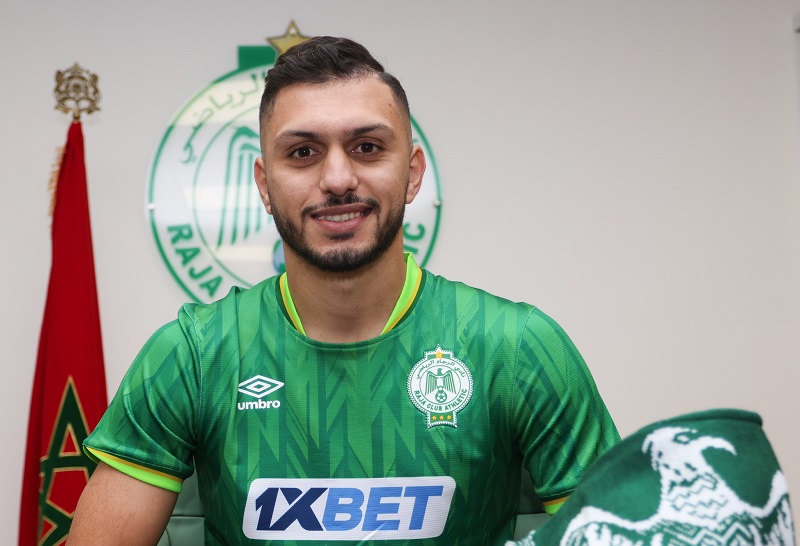 الرجاء يقدم مهاجمه الجديد الجزائري رياض بن عياد