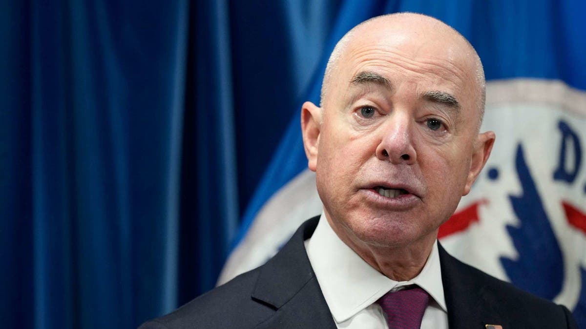 اتهامات لوزير الأمن الداخلي المسؤول عن ملف الهجرة أليخاندرو مايوركاس وإحالته إلى مجلس الشيوخ بهدف عزله