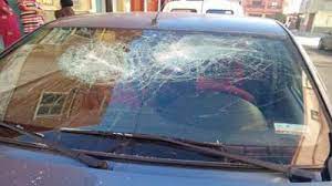 توقيف شخص للاشتباه في تورطه في تخريب وتحطيم زجاج مركبات والتي بلغ عددها أزيد من أربعين سيارة