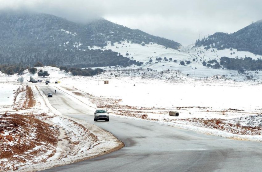 إفران: تعبئة متواصلة لإعادة فتح المحاور التي تضررت جراء التساقطات الثلجية