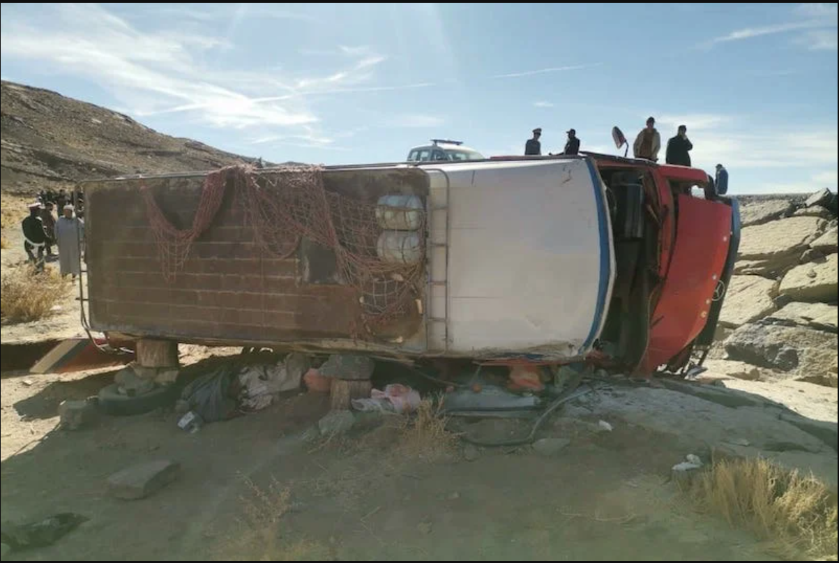 انقلاب سيارة نفعية لنقل العاملات والعمال الزراعيين تخلف قتيلين