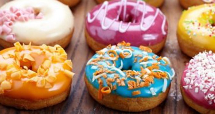 دراسة تكشف أضرار الأطعمة عالية السكر