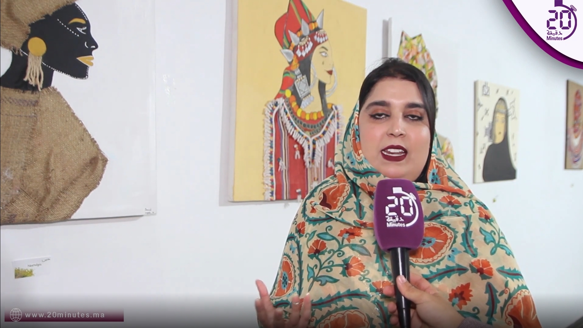 نجاة داود .. فنانة صحراوية مغربية تعرض لوحاتها بمدينة وجدة