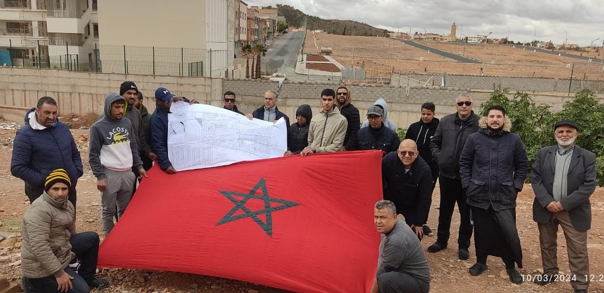 غياب قنطرة يخرج ساكنة مستقبل وجدة إلى الاحتجاج.