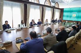 عزيز أخنوش يعقد لقاء مع وفد من الاتحاد العام لمقاولات المغرب