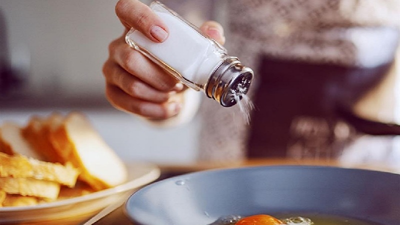 دراسة تكشف تأثير ملح الطعام الزائد في وجبات الطعام على صحة الكلى