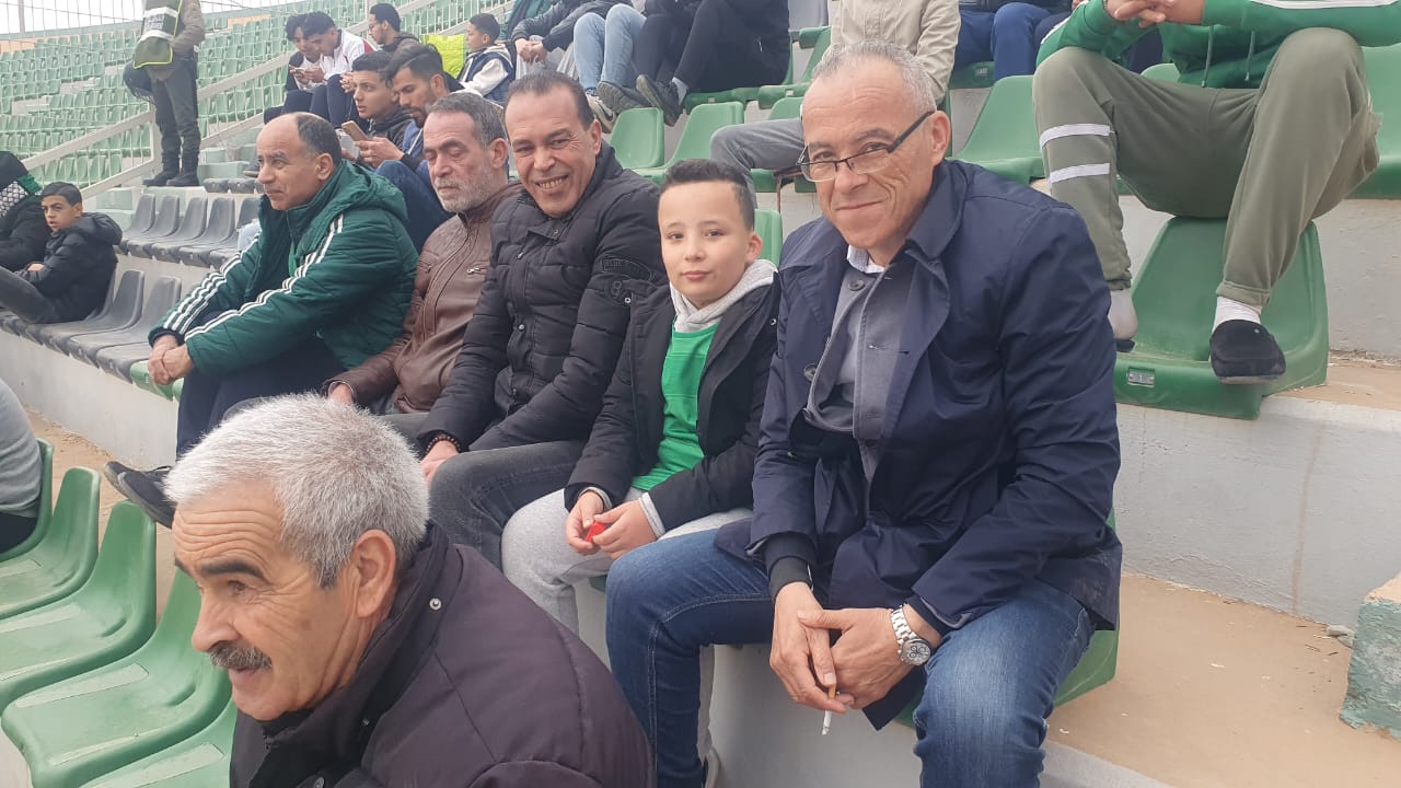 أعضاء المكتب المسير السابق للمولودية يتابعون المقابلة من المدرجات وسط الجمهور !!!