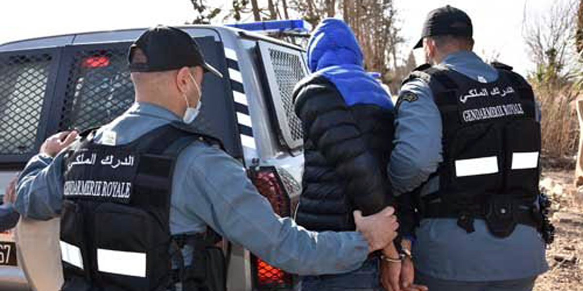 توقيف ثلاثة أشخاص يشتبه في ضلوعهم في قضية تتعلق بمحاولة اعتراض مركبة بدافع السرقة