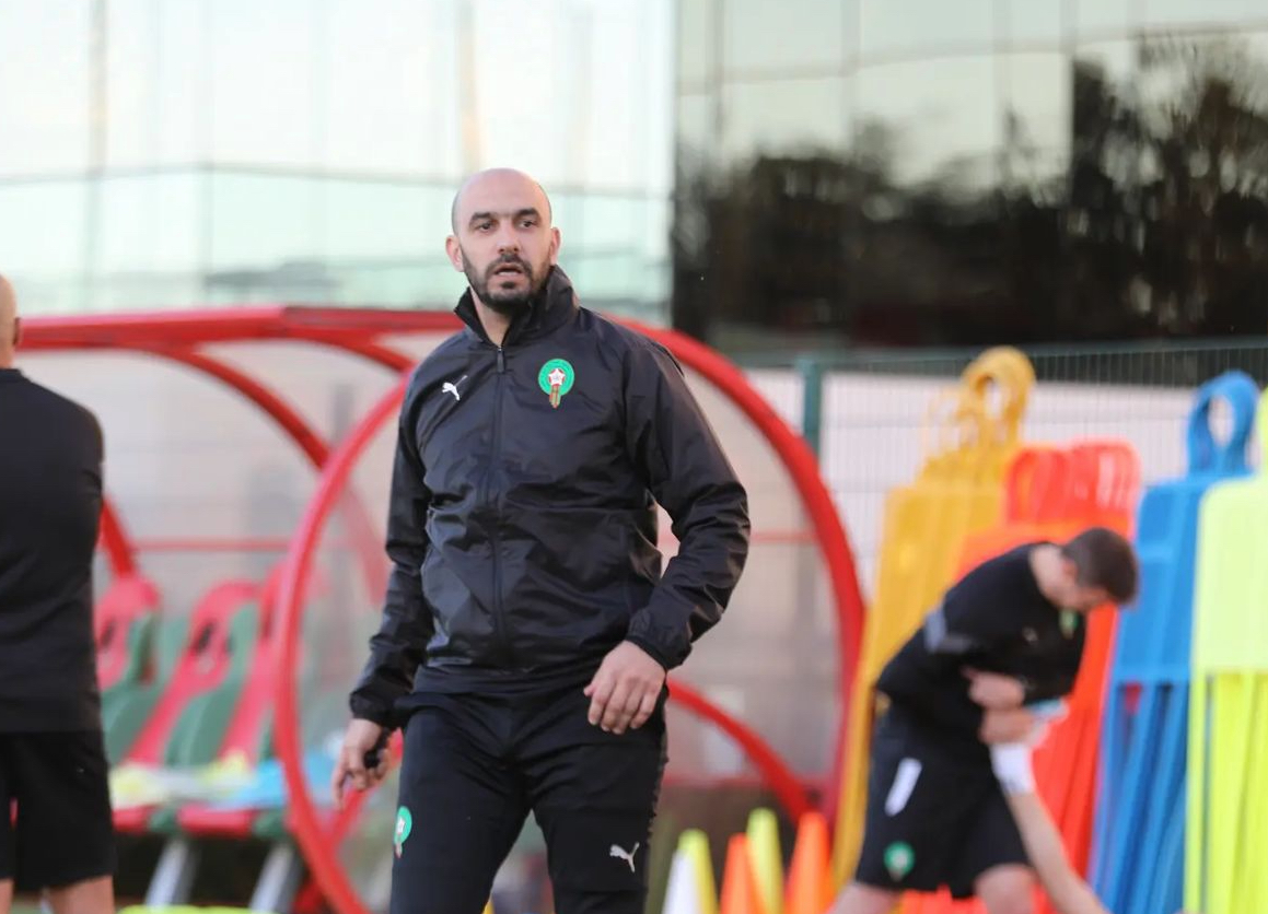 وليد الركراك يتابع مباراة نادي الوحدة