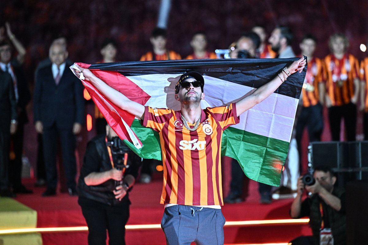 حكيم زياش خلال احتفالات نادي غلطة سراي يعبر عن مساندته للشعب الفلسطيني