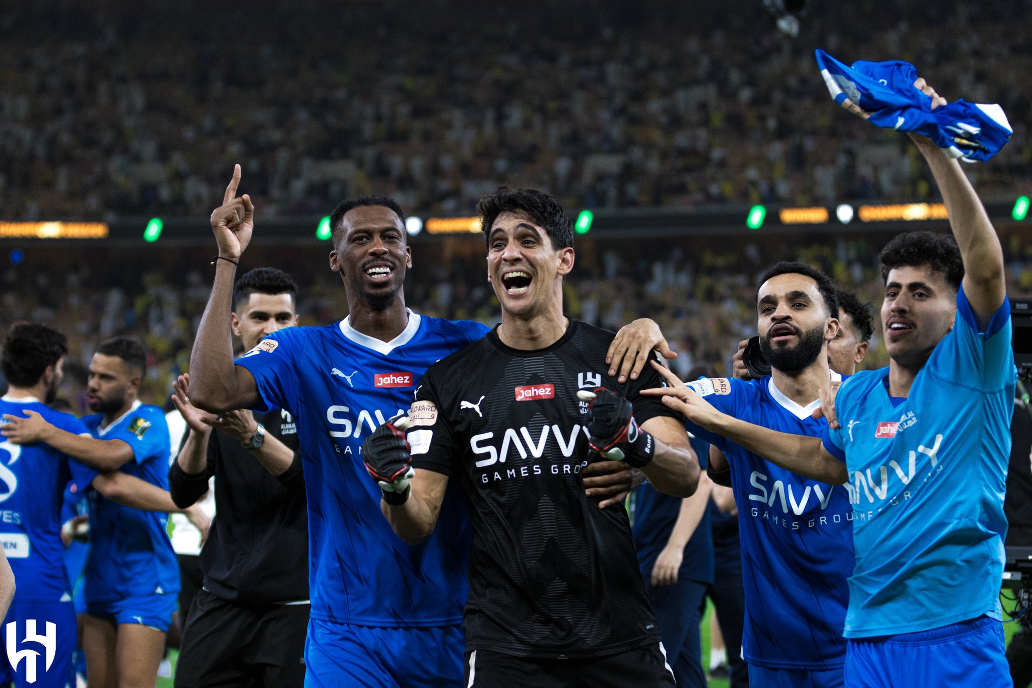 ياسين بونو يتوج مع فريقه الهلال بكأس الملك