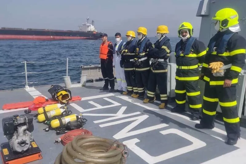 عناصر البحرية الملكية تسيطر على حريق شب في سفينة شحن بانمية جنوب غرب ميناء الجرف الأصفر