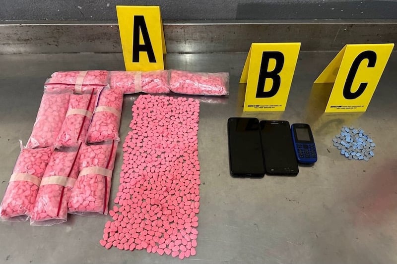 توقيف شخصين للاشتباه في تورطهما في قضية تتعلق بالحيازة وترويج المخدرات والمؤثرات العقلية