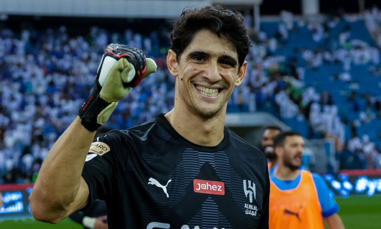 بونو يتوج بجائزة القفاز الذهبي كأفضل حارس بالبطولة السعودية