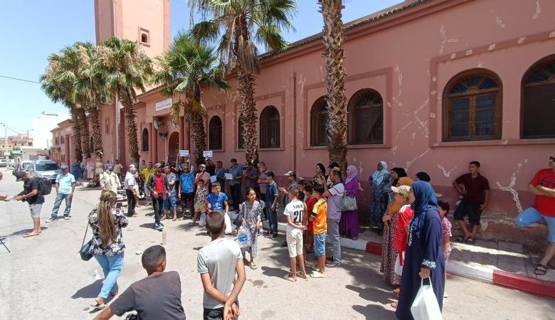 نشطاء حقوقيون بمدينة زاوية الشيخ يحتجون تنديدا بتلوث مياه الشرب تزامناً