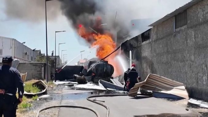 فتح تحقيق في حريق وحدة صناعية متخصصة في صناعة المناديل الورقية