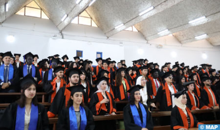 كلية العلوم القانونية والاقتصادية والاجتماعية عين الشق تنظم حفل تخرج الفوج الأول من سلك الإجازة في علوم الاقتصاد والتدبير باللغة الإنجليزية