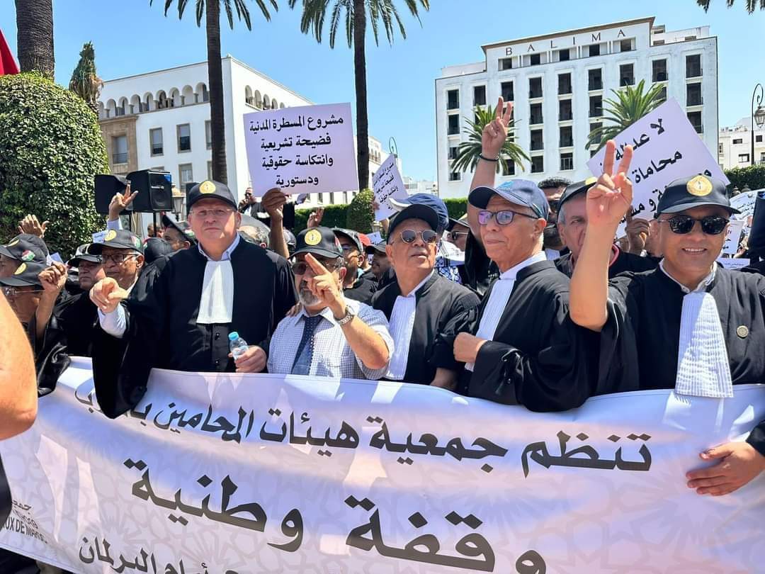 طوفان أمام البرلمان من أصحاب البذلة السوداء ضد مشروع قانون المسطرة المدنية