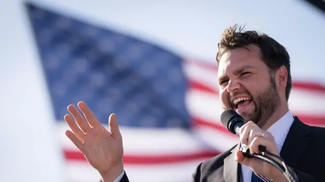 جيه دي فانس يقدم نفسه للجمهور بعد اختياره نائبا لدونالد ترامب