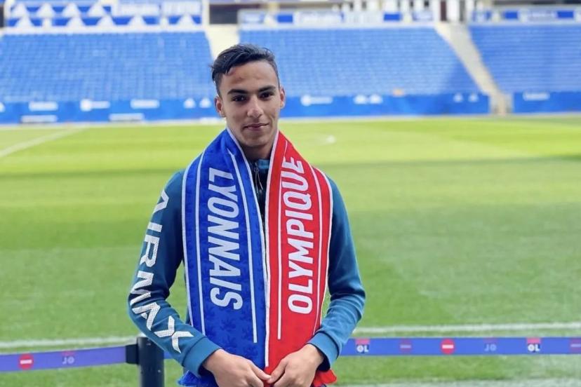 نادي ليون الفرنسي يقوم بإعارة لاعبه المغربي أشرف لعزيري