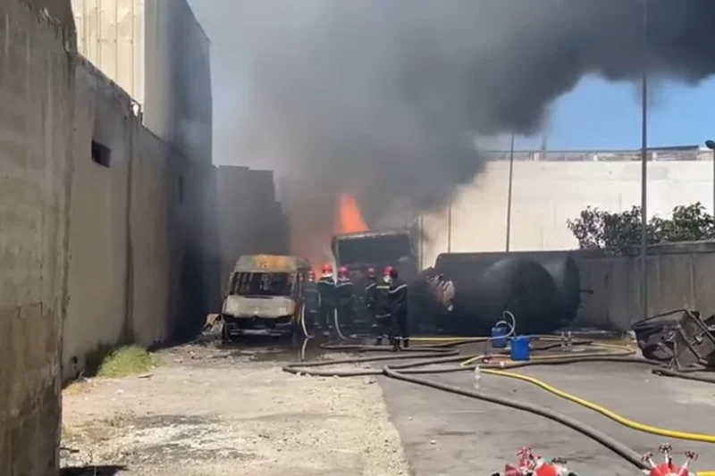 اندلاع حريق في شاحنة صهريجية لنقل مادة “الفيول”