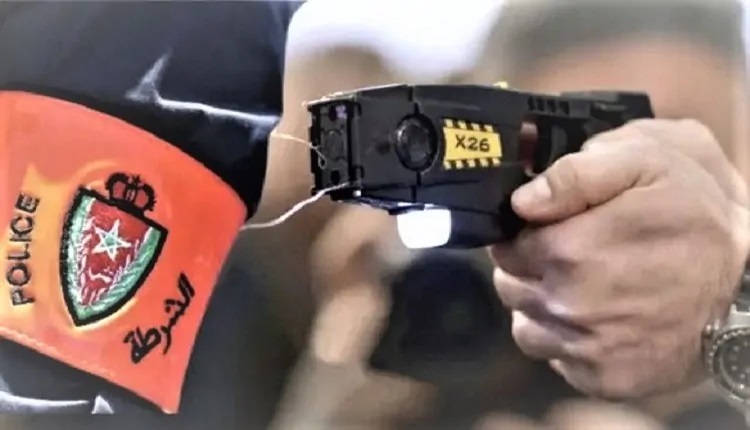 الأمن يوقف مبحوث عنه باستعمال جهاز تحييد الخطر عن بُعد BOLAWRAP