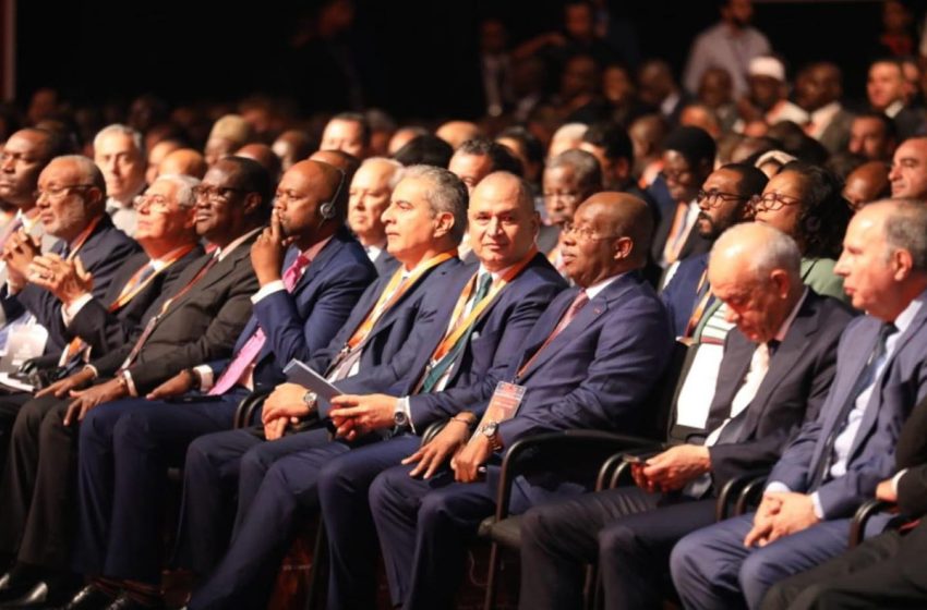 رياض مزور يدعو أرباب المقاولات ورجال الصناعة إلى العمل على مضاعفة عدد مناصب الشغل