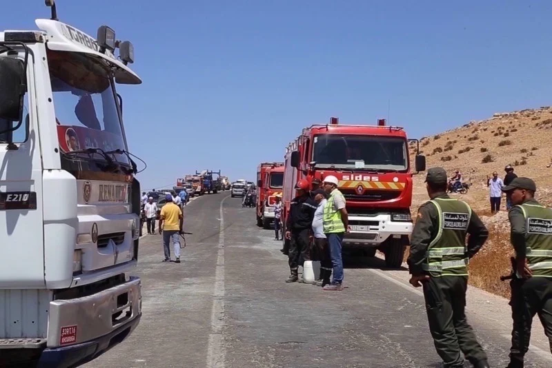 اصطدام بين سيارة أجرة وسيارة نفعية يتسبب في إصابة 13 شخصا