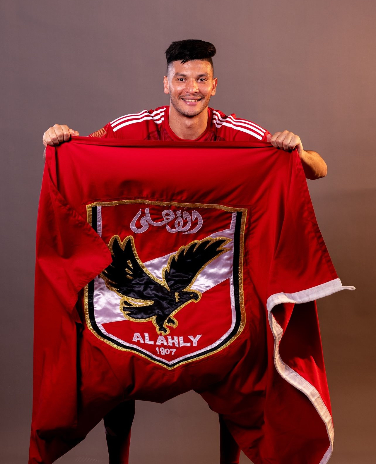 أشرف داري: “أنا في غاية السعادة والفخر بارتداء القميص الأحمر”