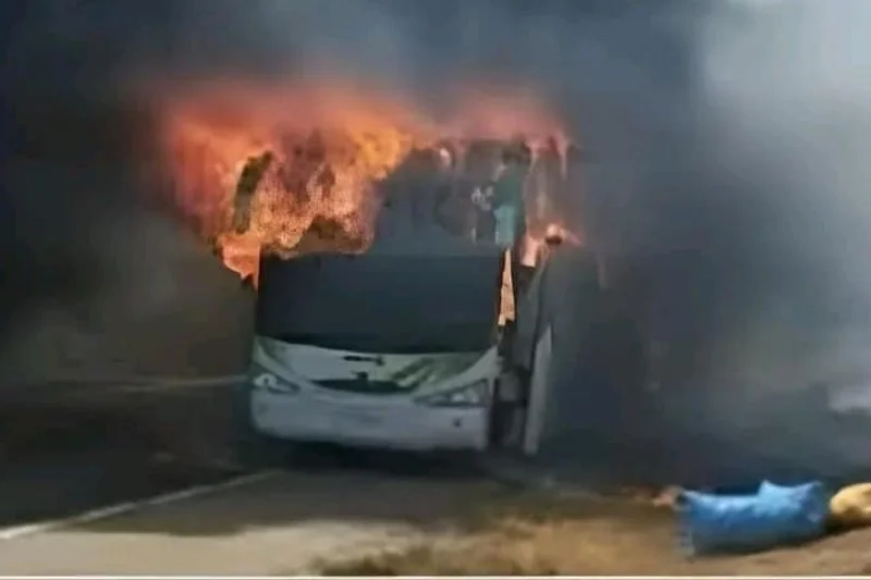 اندلاع حريق في حافلة لنقل المسافرين على الطريق السيار