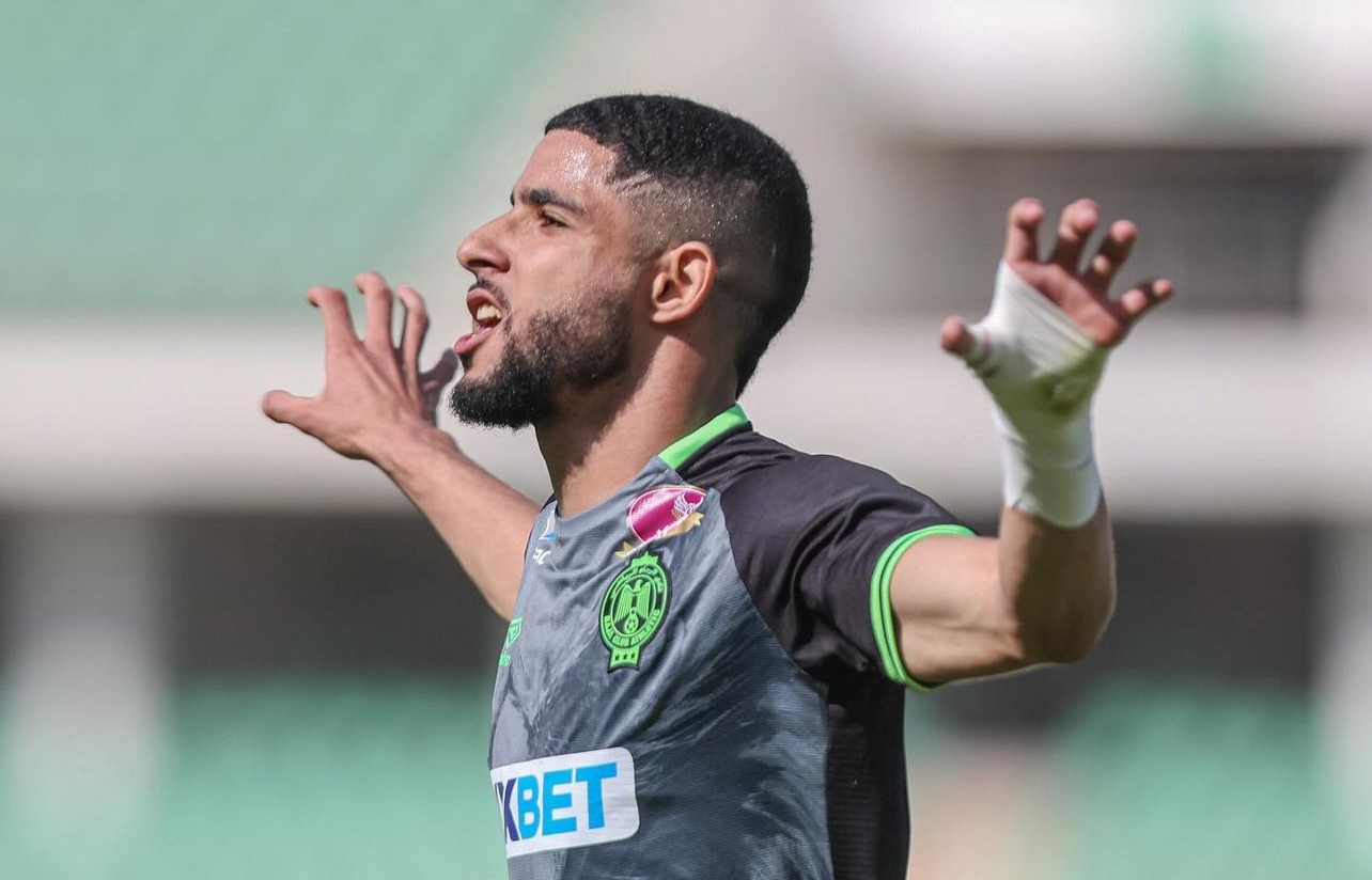 مهدي موهوب يقرر التنازل عن جزء من مستحقاته المالية العالقة في ذمة فريقه الرجاء الرياضي