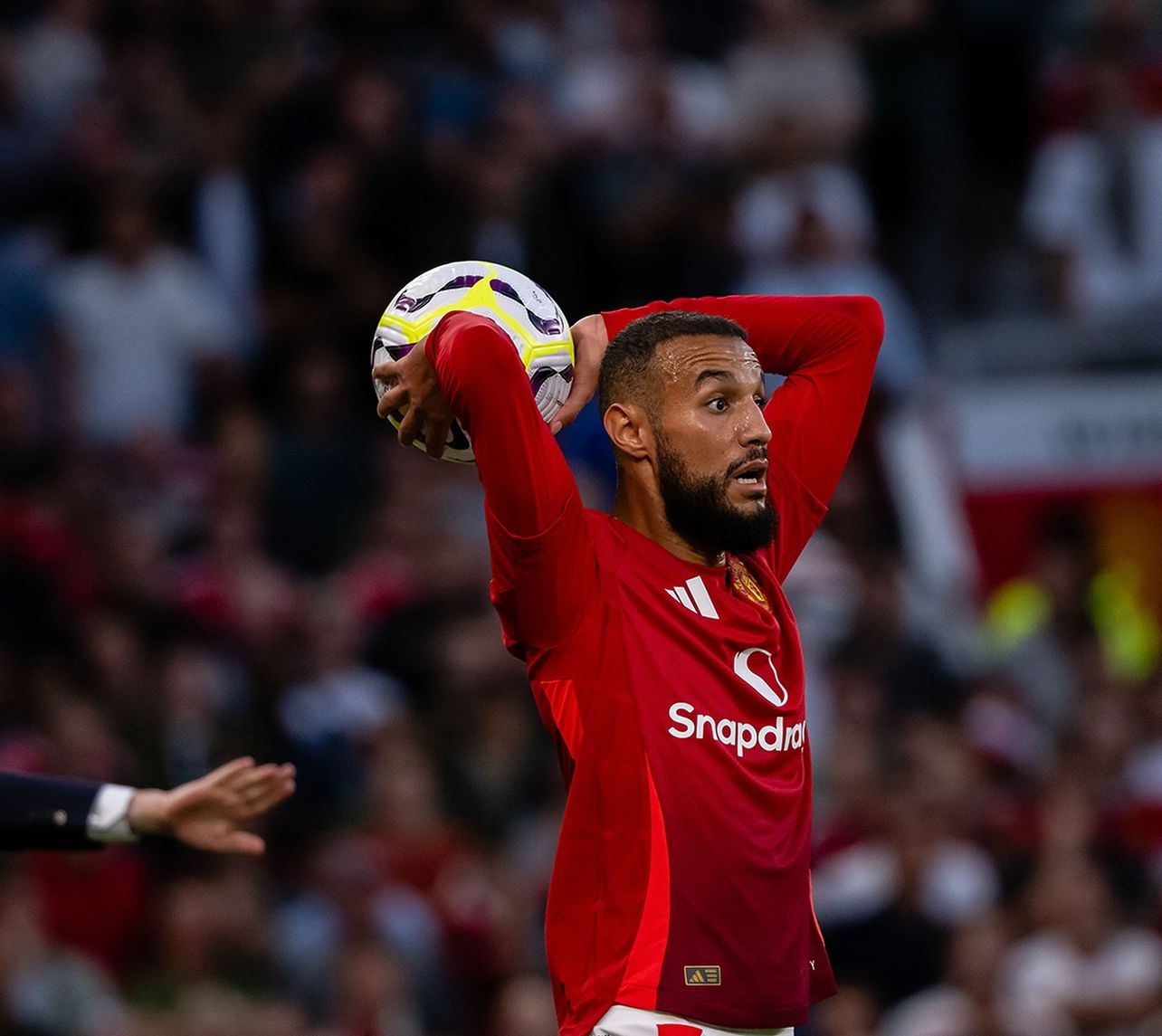 نوصير مزراوي يدشن اول لقاءاته الرسمية بالبطولة الانجليزية