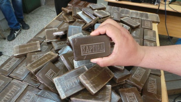 توقيف شخصين للاشتباه في تورطهما في قضية تتعلق بالحيازة وترويج المخدرات