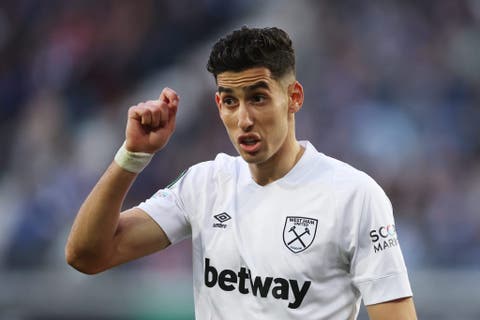 نايف أكرد لن يستطيع الخروج من نادي ويست هام يونايتد