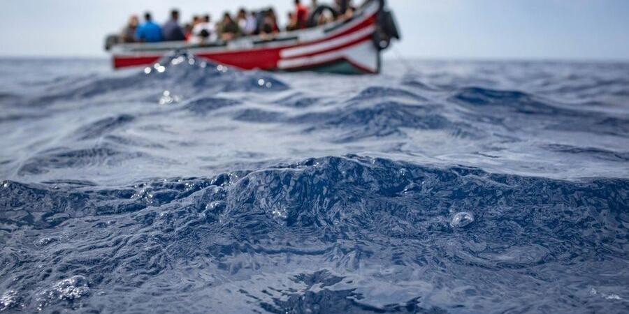 مساعدة قارب للهجرة السرية كان على متنه 50 مهاجرا من دول إفريقيا