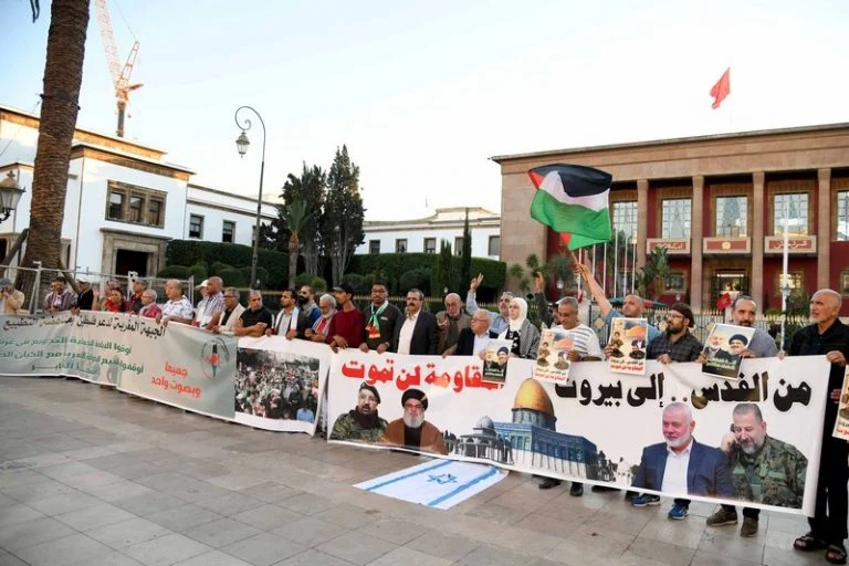 مغاربة يحتجون ضد اغتيال حسن نصر الله ويدينون التطبيع مع إسرائيل