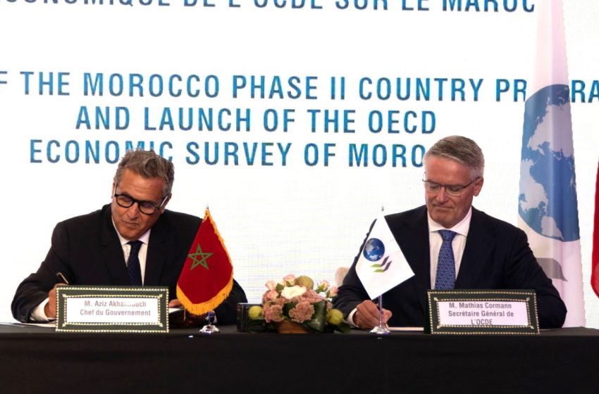 رئيس الحكومة و والأمين العام لمنظمة التعاون والتنمية الاقتصادية يوقعان على بروتوكول اتفاق يهدف إلى تعزيز التعاو حول الأولويات الاستراتيجية الجديدة