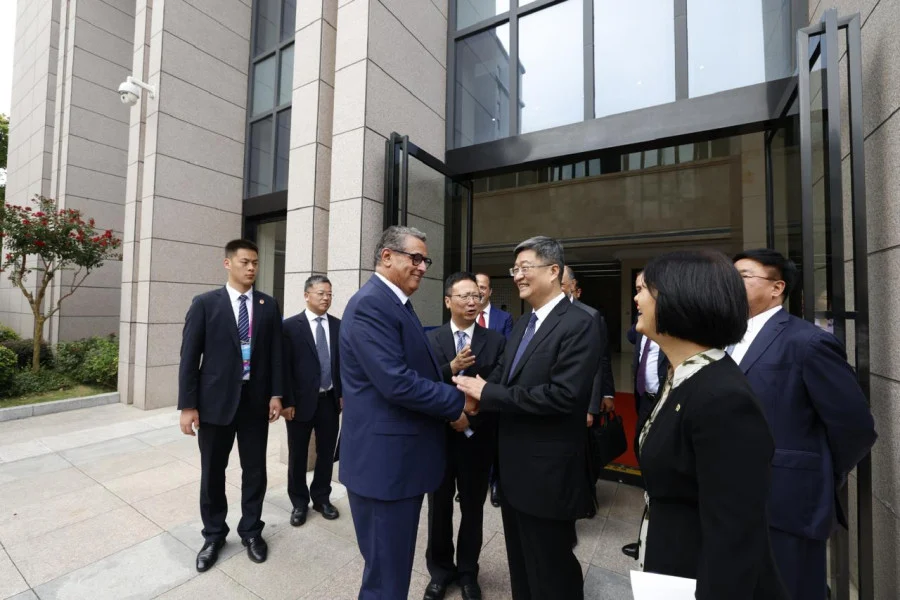 عزيز أخنوش في زيارة لمصنع “غوشن هاي تيك” في الصين