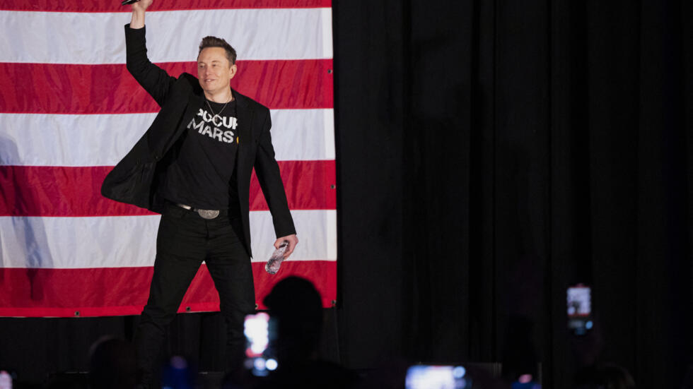 إيلون ماسك يتعهد بالتبرع بمليون دولار لأي شخص يوقع على عريضة له على الإنترنت لدعم دستور الولايات المتحدة