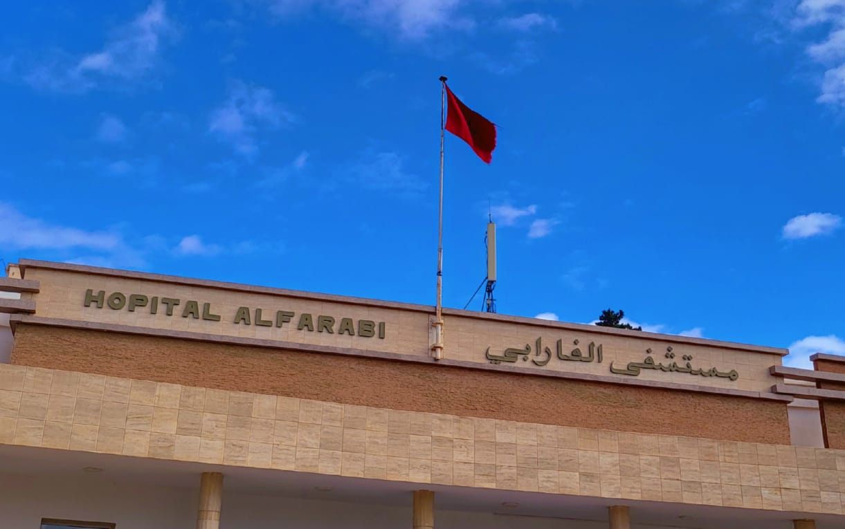 من أمام بوابة مستشفى الفرابي، الأطر الصحية بوجدة تنظم وقفة احتجاجية