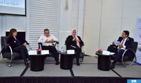 مائدة مستديرة تحت عنوان “لنتحدث معاً عن سرطان الثدي: التوعية ودعم مسيرة الورود “