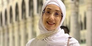 الفنانة هدى صدقي تؤدي مناسك العمرة