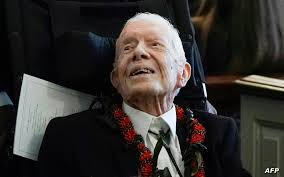 بعد بلوغه عامه المئةالرئيس الأميركي الأسبق جيمي كارتر يدلي بصوته في الانتخابات