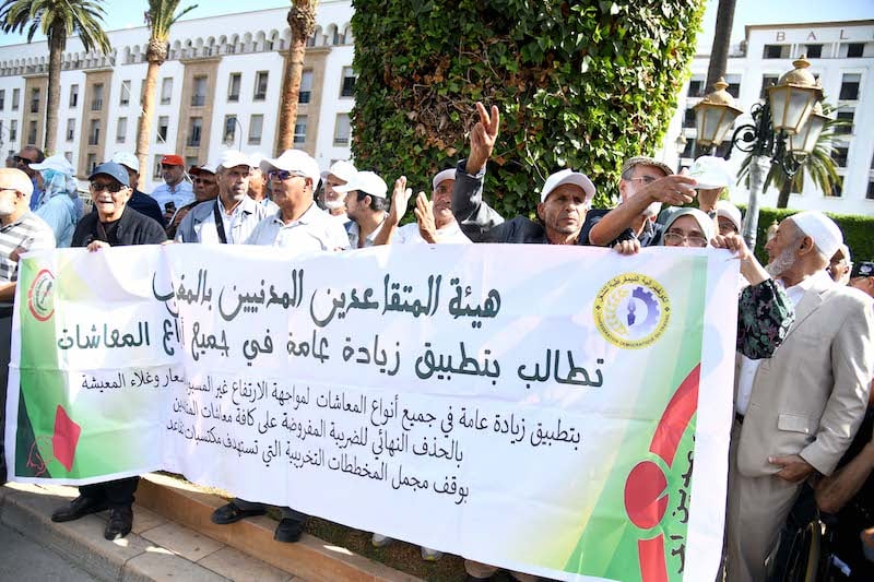 صرخات المتقاعدين تعلو أمام البرلمان: لا حقوق.. لا قوانين.. كرامتنا فوق كل شيء!